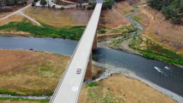 Luftaufnahme Der Straßenbrücke Über Den Fluss Ein Auto Fährt Über — Stockvideo