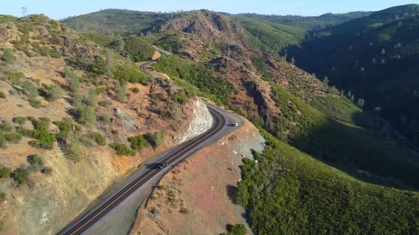 Αεροφωτογραφία Δρόμος Στα Βουνά Της Καλιφόρνια Τουριστικό Μέρος Τουρίστες Που — Αρχείο Βίντεο