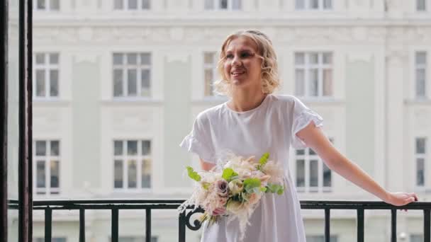 Een Jong Mooi Meisje Staat Het Balkon Vrolijk Glimlachen Rond — Stockvideo