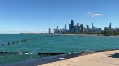 Chicago şehir merkezinde Michigan Gölü ufuk çizgisinde. Chicago 'nun merkezindeki gökdelenlerin güneşsiz güneşli ve bulutsuz gününde durgun bir manzara.