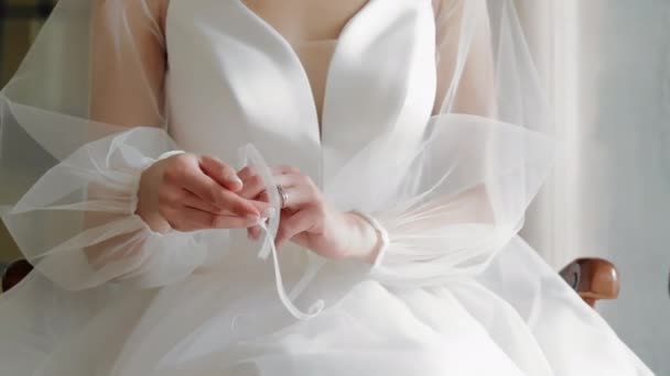 Manhã Noiva Vestido Branco Noiva Amarra Mangas Seu Vestido — Vídeo de Stock