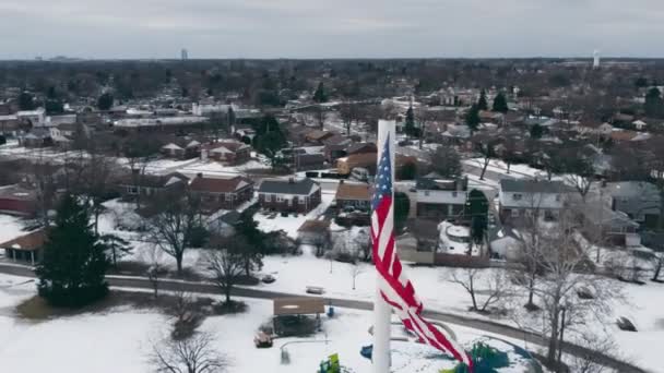 Eine Drohne Umfliegt Winter Die Flagge Illinois Die Flagge Weht — Stockvideo
