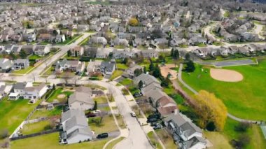 Sonbaharda Illinois 'de bir köy havadan izleniyor. Güzel bir sonbahar, evlerin yakınında düşen yapraklar. Amerika 'da güzel evler ve sokaklar