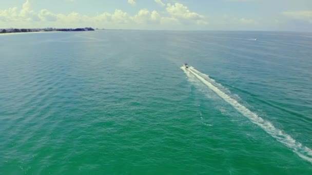 Ovanifrån Motorbåt Lämnar Florida Nära Kusten Molnig Dag Transport Motorbåt — Stockvideo