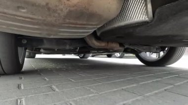 Arabanın dibini ve yolu dikiz aynasından izle. Arabanın altından, süspansiyonda ve kaldırım taşlarının üzerinde giden tekerlerin görüntüsünü al.