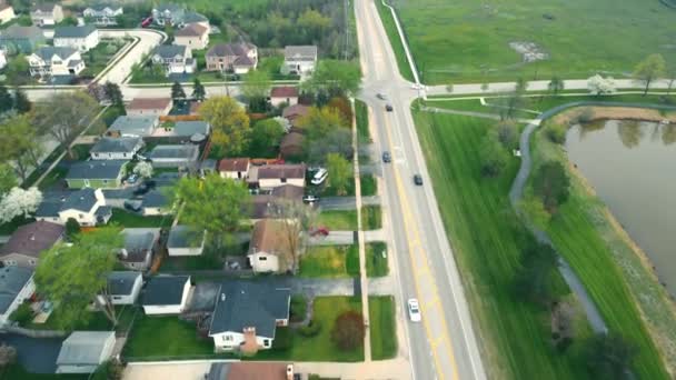 空中飞行伊利诺伊州村庄之间的公路 上午各定居点之间公路上的汽车交通 — 图库视频影像