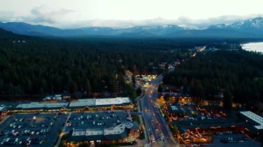 Tahoe Gölü yakınlarındaki Kaliforniya 'da bulunan South Lake Tahoe üzerinde akşam uçuşu. İnanılmaz bir dağ manzarası ve gölü olan bir akşam şehri.