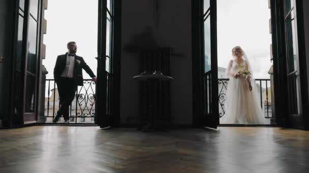 Весільний Ранок Нареченого Нареченого Готелі Наречений Наречений Стоять Різних Балконах — стокове відео