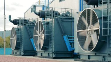 Büyük endüstriyel soğutma vantilatörleri. Soğutma vantilatörü olan büyük bir pompa istasyonu. Dönen bıçaklar.