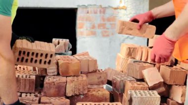 Tuğla ev inşaatı. Yakın çekim, inşaatçılar bütün tuğla parçalarını seçer.