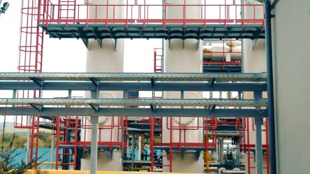 Benzinestation Gasproductie Metalen Constructies Met Buizen Kleppen Gaspompstation — Stockvideo