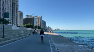 Chicago, ABD - 19 Eylül 2022 Chicago şehir merkezinde Michigan Gölü yakınlarında bisiklet gezisi