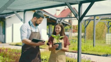 tarımsal çevre koruması. Çiftçiler bitkileri inceler ve çiftliklerin ve bitkilerin kayıtlarını tutarlar..
