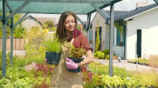 Tarım Bahçıvan Kız Elinde Çiçekler Bitkilerle Kameraya Bakıyor Bir Kadın — Stok video