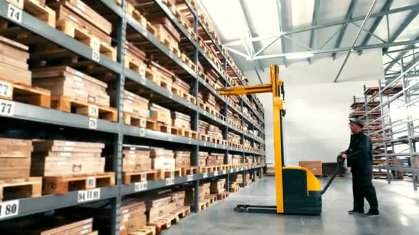 Entrepôt Pour Stockage Ingénieur Utilise Chariot Élévateur Pour Enlever Les — Video