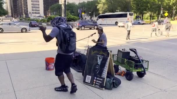 2022年10月15日芝加哥一位街头音乐家演奏各种乐器 身边拿着咖啡的观光客跳舞 — 图库视频影像