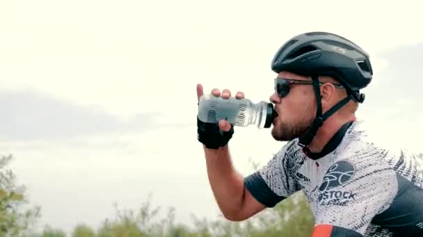 Ucrânia Lviv Out 2022 Ciclista Masculino Bebe Água Durante Uma — Vídeo de Stock