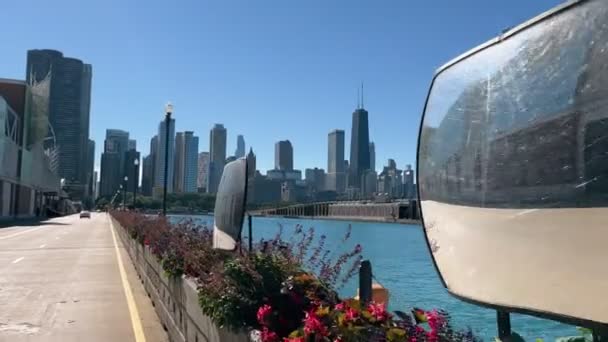 Ein Spaziergang Entlang Der Uferpromenade Der Innenstadt Von Chicago Einem — Stockvideo