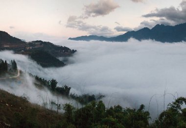 Fansipan Dağı 'nı kaplayan bulutların görüntüsü. Sapa Vietnam
