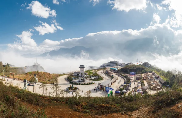 Сапа, Вьетнам - 15 января 2018 года: пейзажный вид на солнечный мир Фансипан Легенда канатной дороги станции с солнечным облачным небом — стоковое фото