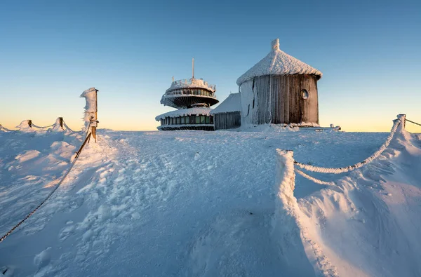Κορυφή Των Βουνών Sniezka Κατά Διάρκεια Της Χειμερινής Ανατολής Στην — Φωτογραφία Αρχείου