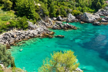 Arnavutluk 'un Himare kentindeki inanılmaz turkuaz körfezi
