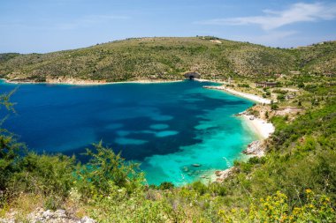 Arnavutluk 'un Himare kenti yakınlarındaki Porto Palermo' da inanılmaz bir sahil.