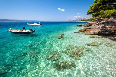 Hırvatistan 'ın Dalmaçya bölgesindeki Makarska rivierası üzerinde Brela' daki Adriyatik Denizi 'nde kristal berrak su