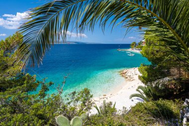 Hırvatistan 'ın Dalmaçya kentindeki Makarska Riviera' daki Bratus plajında inanılmaz manzara