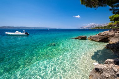 Hırvatistan 'ın Dalmaçya kentindeki Makarska Rivierası' ndaki Baska Voda plajında kristal berrak su