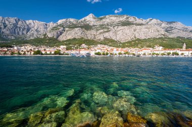 Hırvatistan 'ın Dalmaçya bölgesindeki Adriyatik Denizi' nden Makarska kasabası ve Biokovo dağlarına bakış