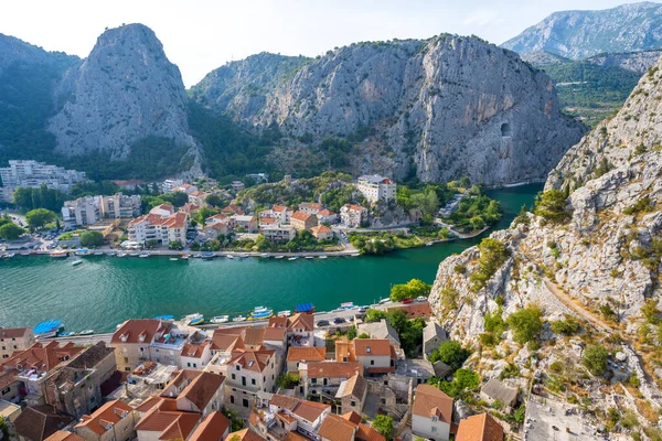 Hırvatistan 'ın Dalmaçya bölgesindeki Omis kasabasındaki Cetina Nehri manzarası