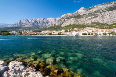 Hırvatistan 'ın Dalmaçya kentindeki Biokovo dağları ile Makarska kentine bakış