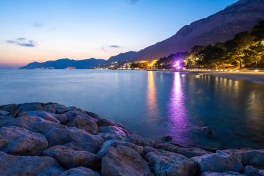 Hırvatistan 'ın Dalmaçya kentindeki Biokovo dağlarıyla akşam Baska Voda kasabasında manzara