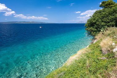 Hırvatistan 'ın Dalmaçya kentindeki Makarska Riviera' da masmavi deniz manzaralı güzel sahil
