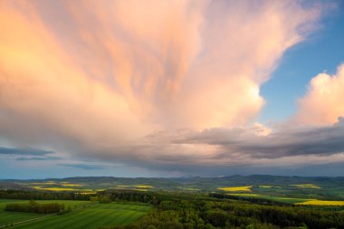 Baharda yeşil çayır üzerinde dramatik fırtına bulutu 