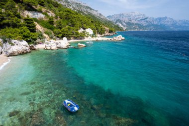 Hırvatistan 'ın Dalmaçya kentindeki Marusici' de inanılmaz Adriyatik mavisi deniz