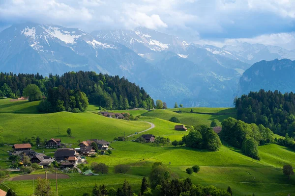 スイスのトゥン近くの村の緑の丘とアルプスの素晴らしい景色 — ストック写真