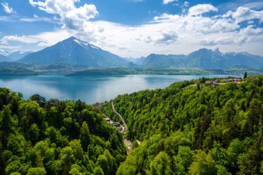 İsviçre 'deki Thun Gölü ve Alpleri' nin muhteşem manzarası