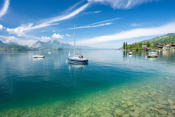 Úžasné Azurové Jezero Thun Švýcarsku — Stock fotografie