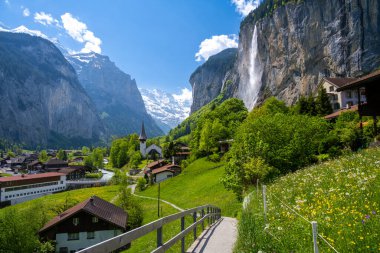 İsviçre 'de kilisesi ve şelalesi olan Lauterbrunnen köyündeki inanılmaz dağlık arazi.