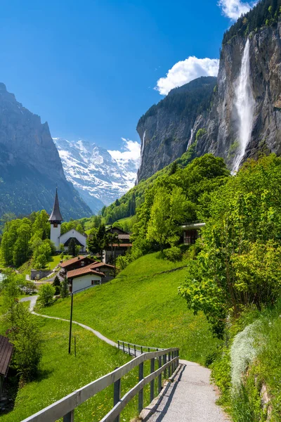 İsviçre 'de kilisesi ve şelalesi olan Lauterbrunnen köyündeki inanılmaz dağlık arazi.