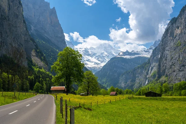Silnice Alpském Údolí Lauterbrunnen Švýcarsku — Stock fotografie