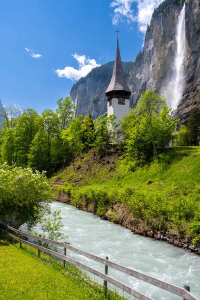 Úžasná Alpská Krajina Obci Lauterbrunnen Kostelem Vodopádem Švýcarsku — Stock fotografie