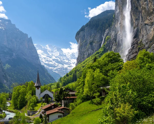 Úžasná Alpská Krajina Obci Lauterbrunnen Kostelem Vodopádem Švýcarsku — Stock fotografie