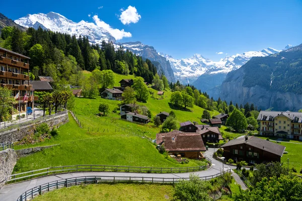 スイスのユングフラウ山とアルプス村Wengenの素晴らしい景色 — ストック写真