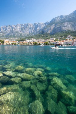 Hırvatistan 'ın Dalmaçya kentindeki Makarska' da Adriyatik Denizi 'nin inanılmaz kıyıları