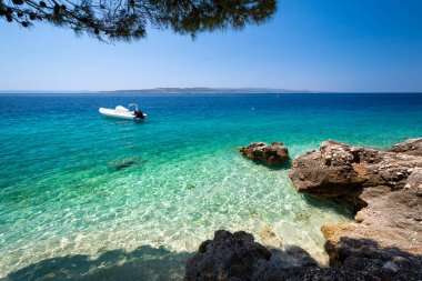 Hırvatistan 'ın Dalmaçya kentindeki Makarska Riviera' da Brela 'daki cennet plajında manzara