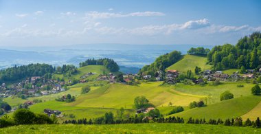 İsviçre 'de Thun tepelerinde kırsal manzara