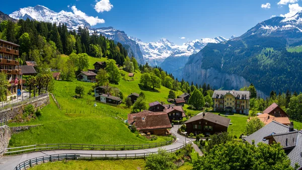 İsviçre 'de bahar güneşli bir günde Wengen Alp köyünün manzarası